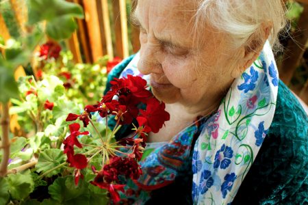 Wie man jemandem mit Alzheimer auf herzliche Weise helfen kann